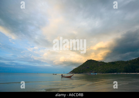 Coucher du soleil de Ao Thong Nai Pan Yai Beach Ko Phangan Koh Phangnan Golfe de Thaïlande La Thaïlande Banque D'Images