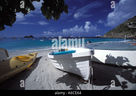 Bateaux sur la plage de Corossol et dans la mer des Caraïbes à St Barthelemy dans les Antilles françaises Banque D'Images