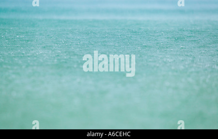 La pluie qui tombe sur l'eau pendant la mousson en Thaïlande Banque D'Images