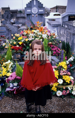 Portrait de jeune fille posant devant une tumstone relative au cimetière français Banque D'Images
