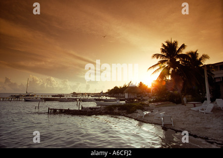 Belize San Pedro Ambergris Cay au coucher du soleil Banque D'Images