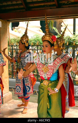 Thaïlande Bangkok Erawan Shrine dancers Banque D'Images