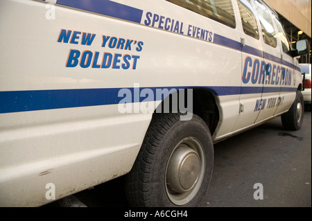 Une correction Ministère van est garé dans une rue de New York City USA Mars 2006 Banque D'Images