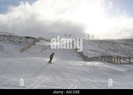 Clôtures en bois, maison de vacances, ski, pic, la pente. Neige de l'hiver écossais ; scène de ski de Glenshee Ecosse Centre National de Cairngorms Braemar, Ecosse, Royaume-Uni Banque D'Images