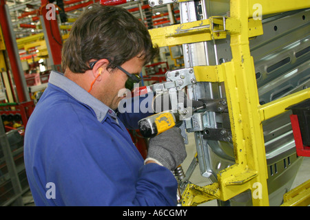 Travailleur aveugle à l'usine de camions Volvo -- Brésil Banque D'Images