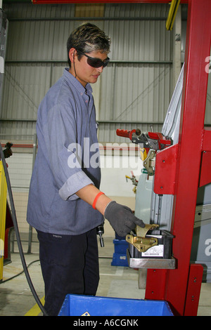 Travailleur aveugle à l'usine de camions Volvo -- Brésil Banque D'Images