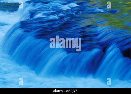 Canada Ontario Niagara Falls l'eau tombant sur une petite évolution rapide sur la rivière Niagara Banque D'Images