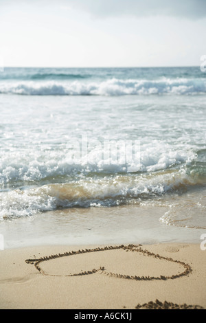 Dessin en forme de cœur dans le sable Banque D'Images