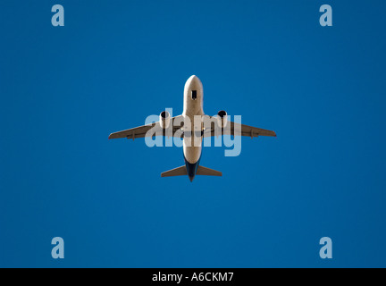 Passenger jet in blue sky Banque D'Images