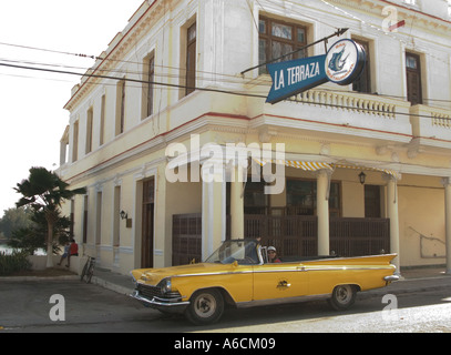 Cuba cojimar restaurant la terraza et jaune garée en face de Buick 50 s d'Ernest Hemingway s restaurant préféré Banque D'Images