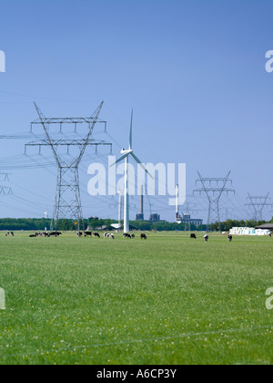 Wind Farm, lignes électriques, Flevoland, Pays-Bas Banque D'Images