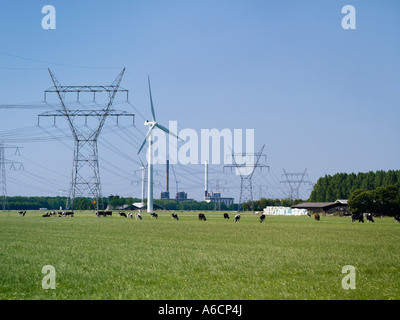 Wind Farm, lignes électriques, Flevoland, Pays-Bas Banque D'Images