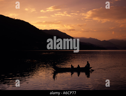 Le Népal Pokhara coucher de soleil sur le Lac Phewa Tal Banque D'Images