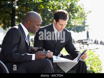 Hommes d'Reading Newspaper Banque D'Images