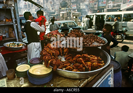 Vieille ville de Lahore Pakistan Punjab food poulet tikka à vendre Banque D'Images