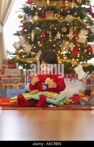 Petite fille le matin de Noël Banque D'Images