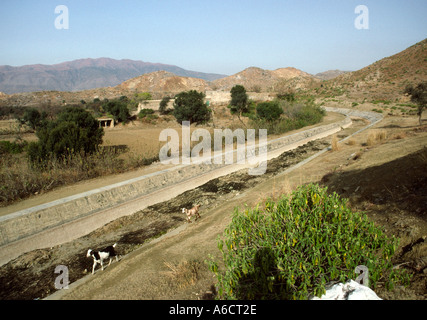 L'ouest du Pakistan Punjab Taxila sec canal d'irrigation de l'agriculture Banque D'Images