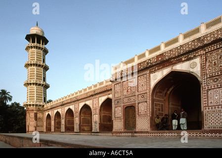 Le Pakistan Punjab Lahore Jehangirs tombeau exposée et minaret Banque D'Images