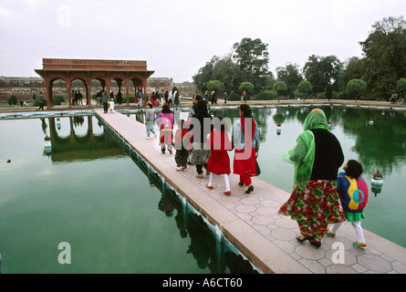 Les Jardins de Shalimar à Lahore Pakistan Punjab visiteurs marchant sur le lac sur causeway Banque D'Images