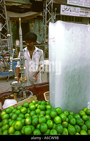 Pakistan Rawalpindi Nimbu Panee Verre Chaux en décrochage Saddar Bazaar Banque D'Images