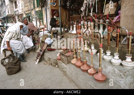 Pakistan Rawalpindi Rajah Bazar couple at narguilé pipe shop Banque D'Images