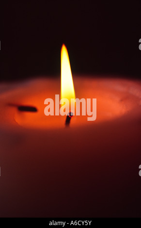 Images de bougies dans les églises où une prière est faite et une bougie allumée pour penser à des êtres chers et d'autres à Noël Banque D'Images