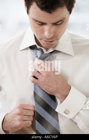 Man Adjusting Tie Banque D'Images