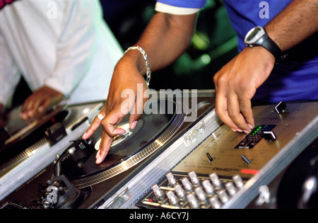 Les djs mains gratter et jouer tout de jouer des enregistrements de garage scratch scratch hip hop main mains Banque D'Images