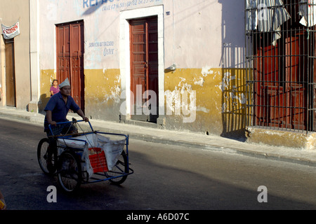 L'homme en vélo avec panier à Merida Mexique Banque D'Images