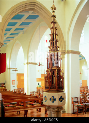 La police l'intérieur de l'Église anglicane britannique Surrey Banque D'Images