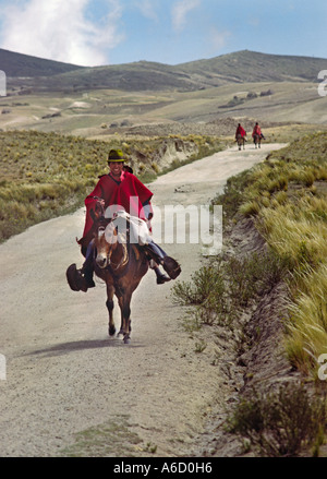 Berger en poncho rouge sur l'altiplano haute plaine EQUATEUR Banque D'Images