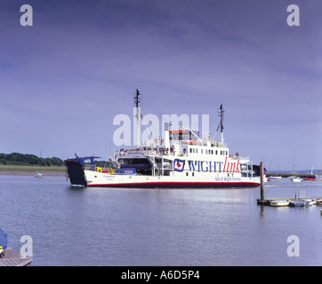 Île de Wight ferry arrivant à Lymington Banque D'Images