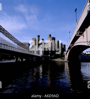 Château de Conwy, et vieux (suspension) et nouveau [arch] section en acier ponts routiers sur la rivière Conwy, Conwy, Gwynedd, Pays de Galles, Royaume-Uni Banque D'Images