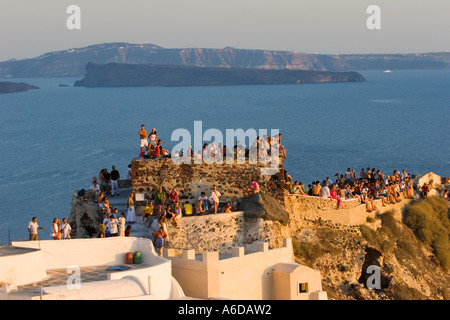 Les touristes profiter de coucher de soleil à Oia Santorini Ia village west side island Mer Egée ruines antiques vestiges photographie en couleurs Banque D'Images