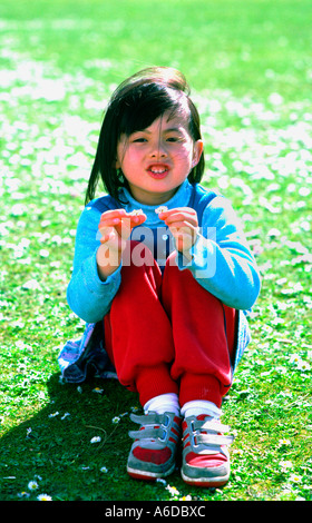 5436 girl détient petites fleurs blanches Banque D'Images