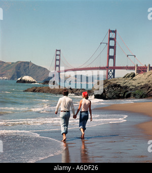 Couple sur la plage au Golden Gate Bridge à San Francisco en Californie Banque D'Images