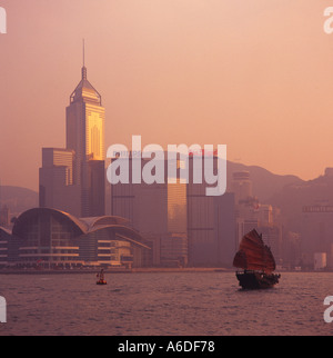 La voile traditionnelle chinoise appelée indésirable Duk Ling voiles dans le port de Victoria le long du front de mer brumeuse du quartier de Wan Chai Hong Kong Banque D'Images