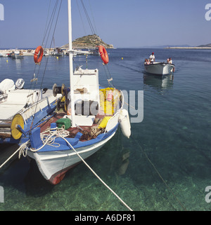 De style grec traditionnel coloré peu bateau de pêche amarré à quai à Agios Nikolaos le port de Zakynthos les îles Grecques Banque D'Images