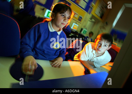 Les enfants à l'école primaire dans le Devon Broadclyst utilisant des ordinateurs Banque D'Images