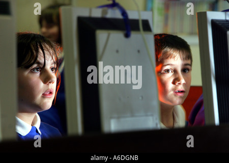 Les enfants à l'école primaire dans le Devon Broadclyst utilisant des ordinateurs Banque D'Images