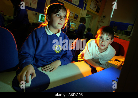 Les enfants à l'école primaire dans le Devon Broadclyst utilisant des ordinateurs Banque D'Images