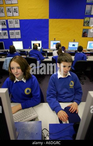 Les enfants à l'école primaire dans le Devon Broadclyst utilisant des ordinateurs Banque D'Images