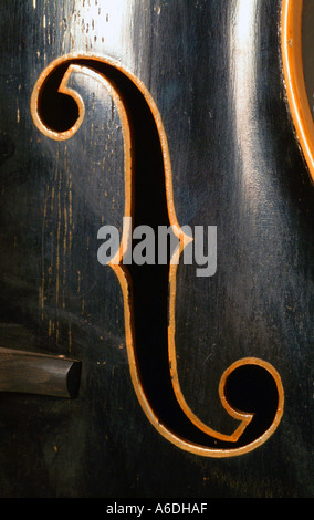 Détail de f trou sur milner violoncelle acoustique Guitare arch top style Banque D'Images