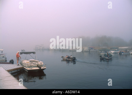 Sur le quai des pêcheurs à Okee Tantie park pour la pêche en bateau dans le lac Okeechobee ou sur la rivière Kissimmee Okeechobee Comté Banque D'Images