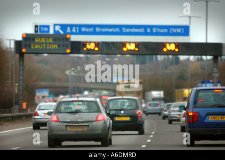 Un FORT TRAFIC SUR L'autoroute M5 À PROXIMITÉ DE BIRMINGHAM UK Banque D'Images