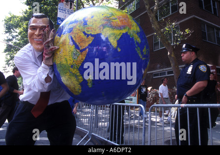 Un manifestant portant un masque de George Bush lors d'une démonstration de la guerre à New York en 2004 Banque D'Images