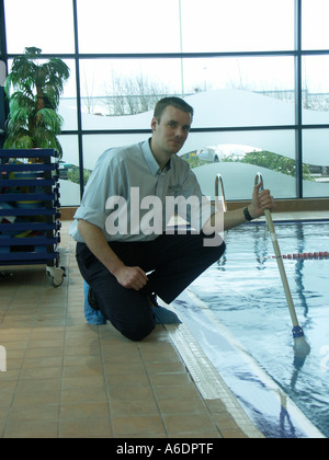 L'exécution de tests de routine sur la qualité de l'eau dans une piscine couverte. Banque D'Images