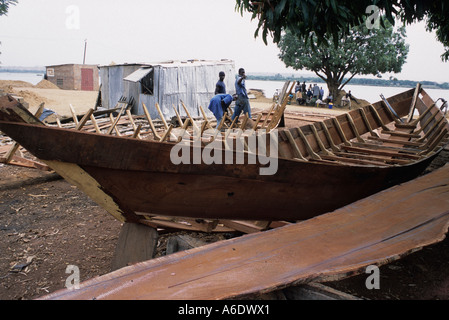 Les constructeurs de bateaux sur les berges du fleuve Niger à Bamako Mali Banque D'Images