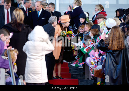 La reine Elizabeth II s'adressant aux enfants à l'ouverture de la Senedd Assemblée nationale du Pays de Galles Cardiff Bay South Wales UK Banque D'Images