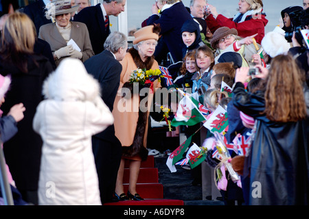 La reine Elizabeth II s'adressant aux enfants à l'ouverture de la Senedd Assemblée nationale du Pays de Galles Cardiff Bay South Wales UK Banque D'Images